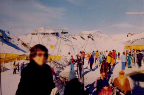 Crap Sogn Gion, 1975 (im Hintergrund Bergstation Habegger-Doppelskilift Plaun, inzwischen mit den klassischen blauen Langbügeln ausgerüstet) - Archiv Familie Engel
