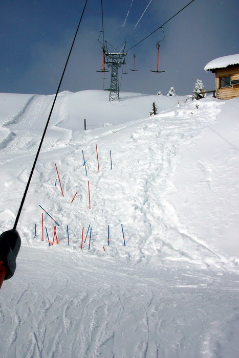 Ausstieg - vermutlich war früher, als es noch Kurzbügel am Lift hatte, erst weiter oben Schluss (per Totpunkt- bzw. Seilscheibenausstieg)
