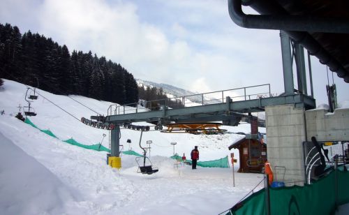 Talstation Sesselbahn Lescha-Dultschegnas; diese Bahn stand bis 1998 in Savognin, hier stand früher (ab 1969) ein WSO-Skilift. Unbedingt bei Ernie's Skis mieten!
