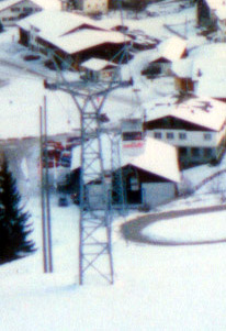 Detail aus dem vorherigen Bild - alte Film-Bilder aus Savognin (mit Holzbügeln und der Gondelbahn) gibts [url=http://tinyurl.com/qxwar]in der Mitte dieses Beitrags in 10vor10 vom 5.10.2006[/url] (Real Video)!
