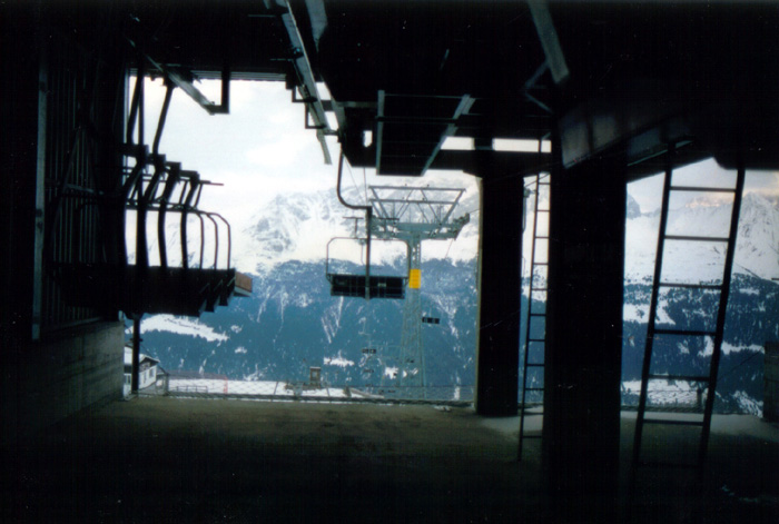 Bergstation der 3KSB Tigignas-Somtgant (oder einer inzwischen abgerissenen 3er-Sesselbahn zwischen den Gebieten Martegnas und Radons/Cartas, unklar...), Januar 1988

