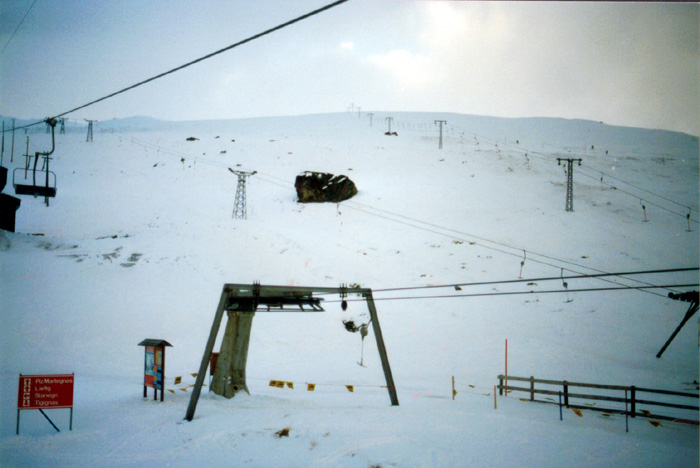 Inzwischen teils entfernte Skilifte in Somtgant (heute 6er-Sesselbahn Piz Martegnas), Januar 1988

