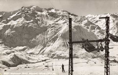 Gurten-Skilift von Oehler (System Beda Hefti), erbaut 1937 (Postkarte, Archiv Jakob Schuler) - [url=http://www.alpinforum.com/forum/viewtopic.php?t=13836]Diskussion dazu hier[/url]. Der Lift ist [url=http://www.berann.com/panorama/archive/image/PN_CH_032.jpg]hier auch schön eingezeichnet (1947)[/url] und [url=http://posters.snl.ch/cgi-bin/hi-res/hi-res.cgi?image=SNL_TOUR_261.jpg]auf diesem Poster sichtbar[/url].
