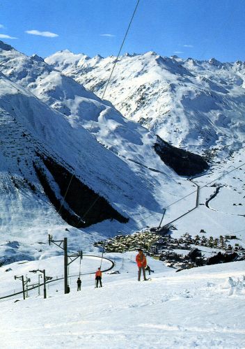 Poma-Skilift am Nätschen, im Hintergrund der alte Oehler/Hefti-Lift, Postkarte Nr. C4365, Geiger, Flims-Waldhaus (Archiv J. Schuler)
