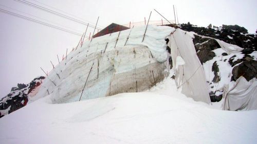 April 2007, Gemsstock: Schneepodest dank Gletscherfolie im Sommer
