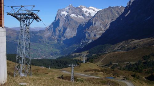 Kleine Scheidegg, Oktober 2007 - im Hintergrund die brandneue [url=http://www.jacomet.ch/themen/skilift/album/thumbnails.php?album=179]Sesselbahn Honegg[/url]
