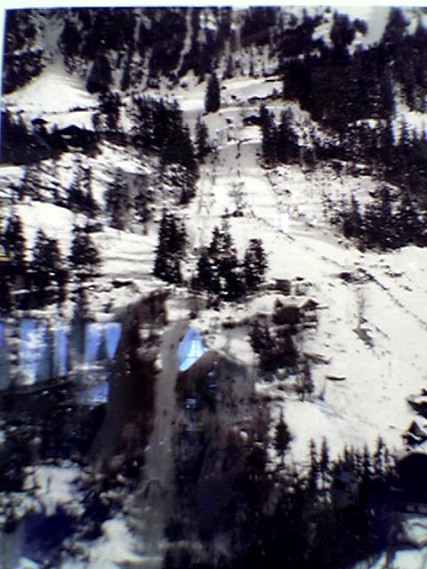Der alte Skilift Innerwengen 1964 (Bild im Restaurant Allmend, März 2005) - laut Insiderinfos ein Lift "Marke Eigenbau" mit einem Hanfseil, an das Holzbügel angehängt waren. Offenbar "rupfte" es ziemlich beim Anbügeln. Die Bügel mussten bei der Bergstation von Hand ums Seil gewickelt werden, um sie zur Talstation zurück zu transportieren. Bilder in besserer Auflösung weiter unten!
