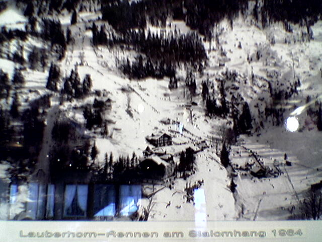 Der alte Skilift Innerwengen 1964 (Bild im Restaurant Allmend, März 2005). Der Lift wurde [url=https://www.jungfrauzeitung.ch/artikel/167069/]laut diesem Artikel[/url] 1946 eröffnet und fuhr bis 1966. Bilder in besserer Auflösung weiter unten!

