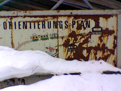 Bei der Talstation des früheren Skiliftes Innerwengen, Januar 2006: Verrostetes Schild, auf dem der Skilift noch eingezeichnet ist

