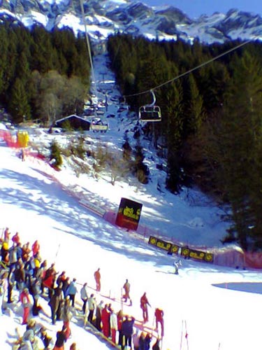 Leitner-Sesselbahn Innerwengen, Januar 2006, während des Lauberhorn-Slaloms (Kalle Palander fährt gerade ins Ziel)
