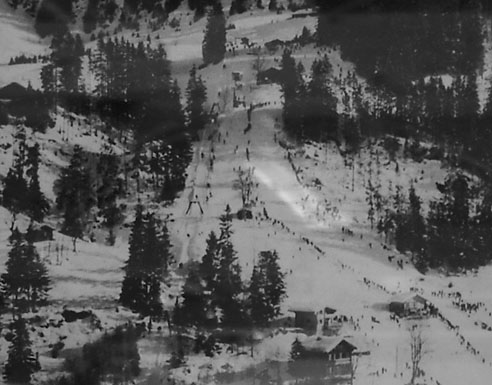 Der alte Skilift am Slalomhang in etwas besserer Auflösung also oben (Bild von 1964, hängt im Restaurant Allmend - leider mit Reflexen vom Glas)
