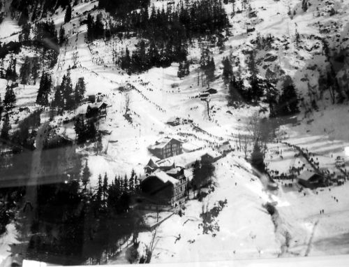 Der alte Skilift am Slalomhang in etwas besserer Auflösung also oben (Bild von 1964, hängt im Restaurant Allmend - leider mit Reflexen vom Glas)

