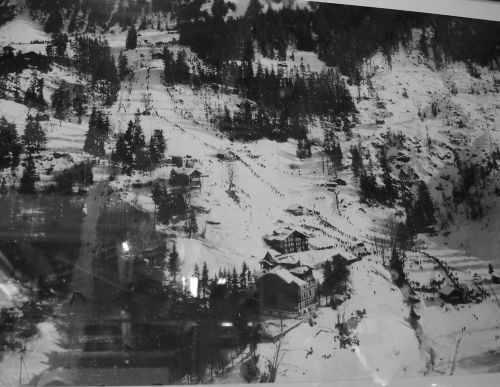 Der alte Skilift am Slalomhang in etwas besserer Auflösung also oben (Bild von 1964, hängt im Restaurant Allmend - leider mit Reflexen vom Glas)
