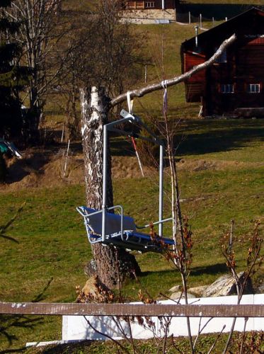 Sieht nach einem alten Sessel der SB Läger aus - hängt beim Mönchblick in Wengen in einem Garten (Januar 2007)
