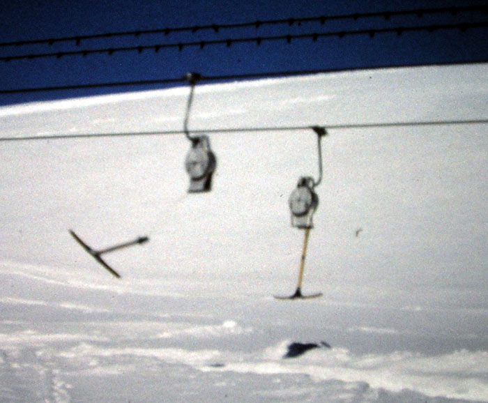Habegger-Gehänge mit Holzbügeln, Bergstation, Februar 1982
