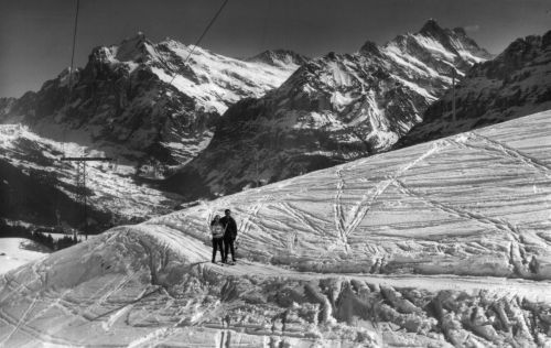 Männlichen-Skilift, vermutlich 1960er-Jahre (Postkarte, Photo-Verlag Gyger, Adelboden, Nr. 37430, "Männlichen, Berner Oberland, Skilift Läger-Männlichen, Wetterhorn u. Schreckhorn")
