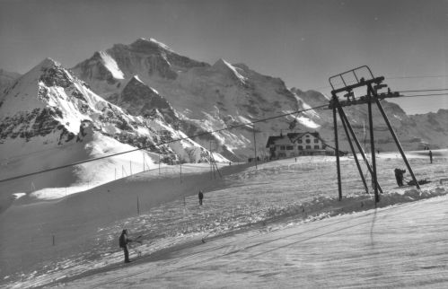 Männlichen-Skilift, vermutlich 1960er-Jahre (Postkarte, Photo-Verlag Gyger, Adelboden, Nr. 37436, "Männlichen, 2227m, Skilift Läger-Männlichen & Hotel Tschuggen, Jungfrau, Silberhorn")
