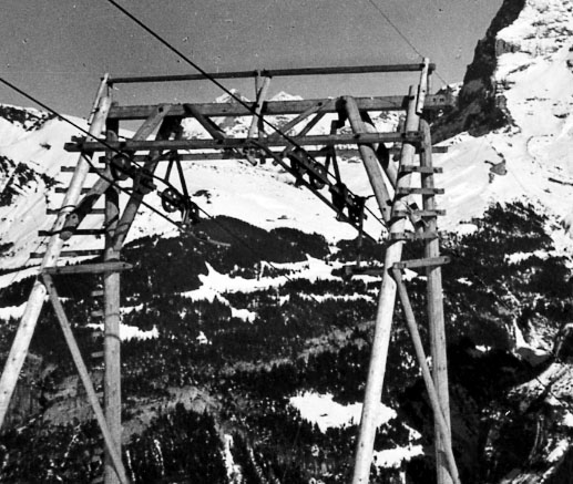 Detail aus dem vorherigen Bild: Constam-Holzstütze
