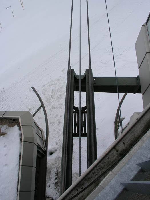 [url=http://www.jacomet.ch/eigenetexte/200608-be-info-salzmann-portrait.pdf]Berufsbedingter[/url] Kurzausflug aufs Schilthorn (Alle folgenden Bilder vom 9. Juni 2006)
