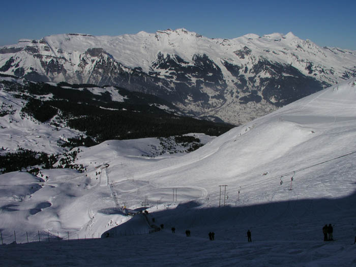 Bei der Bergstation, Februar 2003. Der Lift hatte bis 2007 etwa je zur Hälfte Gehänge von [url=http://www.jacomet.ch/themen/skilift/album/thumbnails.php?album=55]Borer (BSG 77)[/url] und [url=http://www.jacomet.ch/themen/skilift/album/thumbnails.php?album=132]Von Voll / Habegger[/url], ab 2007 nur noch BSG 77.
