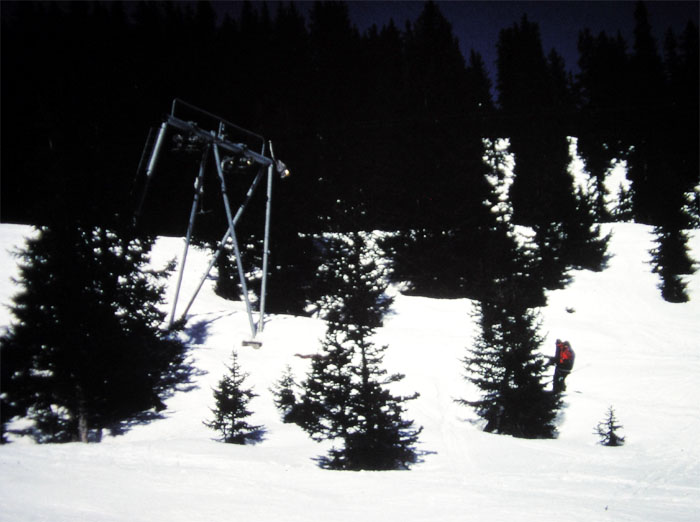 Skilift Tschuggen, März 1982 (noch mit [url=http://www.jacomet.ch/themen/skilift/album/thumbnails.php?album=90]Habegger-Gehängen[/url] mit Holzbügeln)
