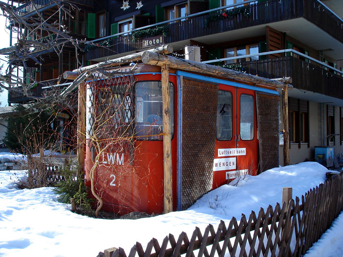 Die alte Gondel (im Einsatz 1962-1992) vor dem Hotel Edelweiss in Wengen, März 2006
