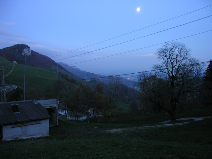 3. November 2006 - unten im Tal glitzern die Lichter des Staus auf der A1
