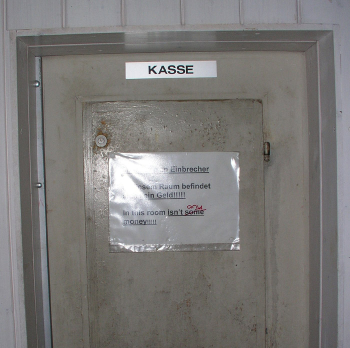3. November 2006 - offenbar treiben hier dunkle Gestalten ihr Unwesen
