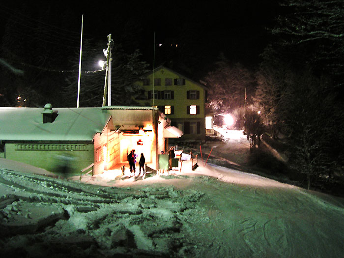 Talstation Skilift Kähle - ein klassischer Städeli US-70 mit [url=http://www.jacomet.ch/themen/skilift/album/thumbnails.php?album=52]SL9-Gehängen[/url] (vermutlich sind immer noch die Originale von 1964 im Einsatz)
