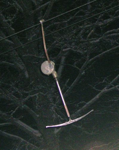 Wohl einer der letzten Lifte mit den alten WSO-Gehängen aus den Anfangszeiten (Typ SL9, [url=http://www.jacomet.ch/themen/skilift/album/thumbnails.php?album=52]mehr dazu hier[/url])
