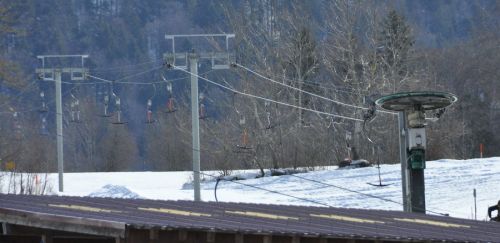 Kurz vor Le Pâquier stehen zwei Lifte - Bilder dazu [url=http://www.sommerschi.com/forum/viewtopic.php?f=8&t=1617]hier[/url] 
