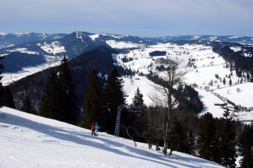 Jura-Skifeeling.... ein geniales Gebiet, 7 Skilifte, gute Pisten durch Wälder, Seesicht - was will man mehr?
