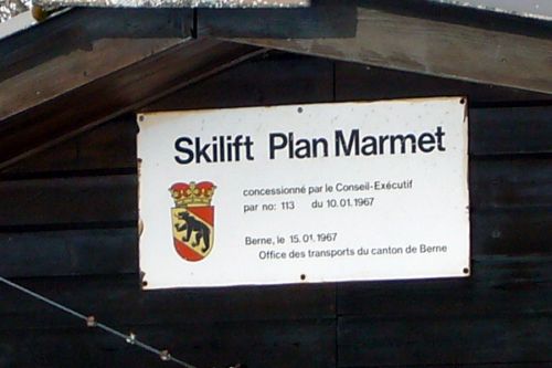 Richtig: Der Lift trägt eine Berner Immatrikulation; das Wort "Téléski" kannte man offenbar 1966 noch nicht... gäbe heute einen mittleren Aufstand
