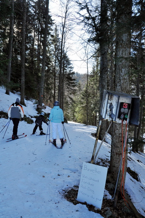 Auf diesem Waldweg gehts zum steileren Skilift "Roche aux Crocs" (gemäss Landeskarte "Roche aux Cros" - man findet beide Bezeichnungen)
