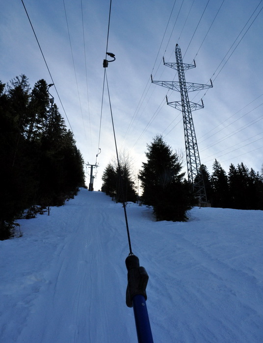 Dem Steilhang führt eine Hochspannungsleitung aus den 1920ern entlang - so hatte man auch gleich eine Skischneise...
