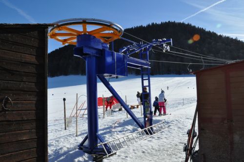 ... vieles, auf dem "WSO" steht, stammt 1:1 von Brunner und war teils früher auch genau so angeschrieben im Einsatz. Mehr zu Theodor Brunner [url=http://www.jacomet.ch/themen/skilift/album/index.php?cat=17]hier[/url] !
