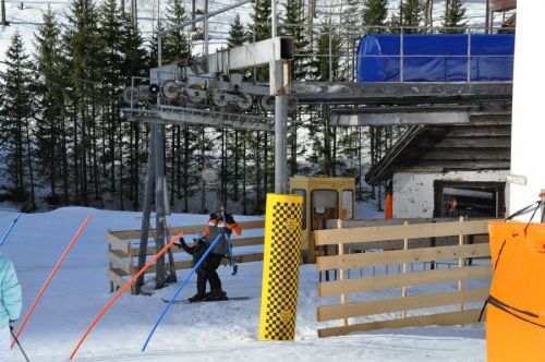 Der Skilift ist laut einem Kenner ein "Gebastel aus Habegger, Küpfer und Baco, angeschrieben mit Bircher Seilbahnen Adelboden" (siehe [url=http://www.sommerschi.com/forum/viewtopic.php?f=8&t=1067]hier[/url])
