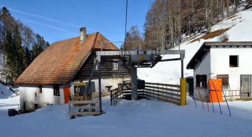 Und los gehts! Im alten Haus hinter der Talstation ist eine buvette.
