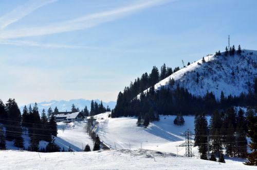 Blick zur Tête de Ran - auch hier stehen drei Skilifte (die von Les Hauts-Geneveys her hoch führen), die aber leider separate Tarifverbündde haben... es gebe aber eine gemeinsame Saisonkarte. Da drüben hats aber verrückte Lifte... mit Holzbügeln, dazu ein Brändle-Lift... mehr dazu [url=http://www.sommerschi.com/forum/viewtopic.php?f=8&t=1722]hier[/url]
