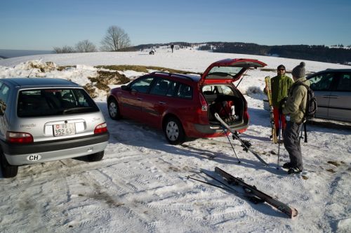 Parkplatz neben dem Ponylift samt Restaurant (Foto: db.)
