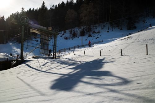 Weiterer Bericht über diese Anlage [url=http://www.sommerschi.com/forum/reportagen-f8/06-02-2010-20-02-2010-tour-durch-sibirien-der-schw-t2203.html]hier[/url] (Foto: db.)
