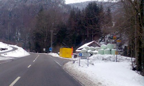 ... gehts rechts zum Skilift rauf
