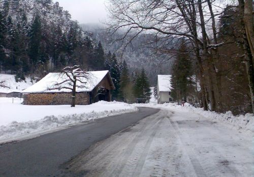 Eine einige hundert Meter lange Strasse führt zum Lift hoch
