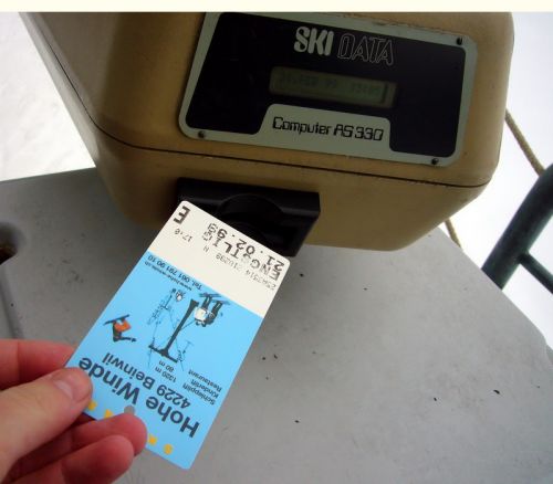Der Hammer für Compinostalgiker - das Ding ist auch nicht Y2K-fähig, das Datum ist auf Februar 1999 gestellt...
