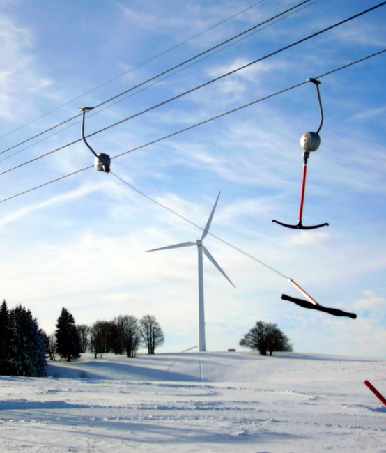 Der alte Skilift (Baujahr 1971) neben den modernen Stromerzeugern - gibts sonst wohl so nirgends
