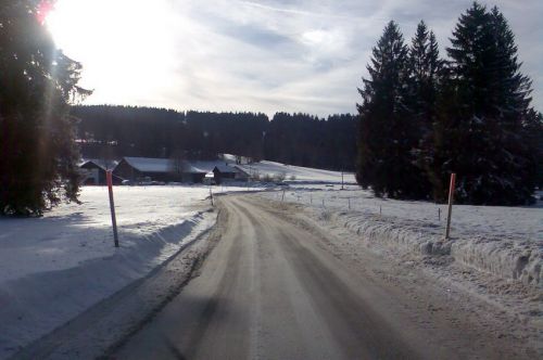 Auf einem kleinen Strässchen gelangt man...

