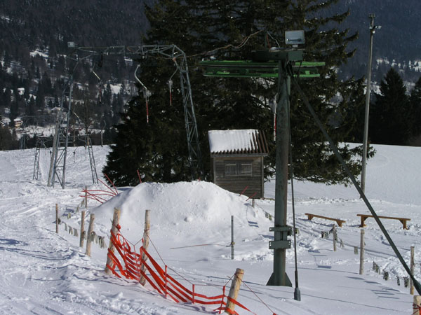 Orvin, März 2005 ([url=http://www.jacomet.ch/themen/skilift/album/thumbnails.php?album=241]Bilder vom Februar 2010 hier[/url])
