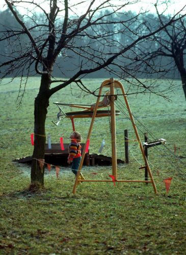 Das erste Bild des Autors dieser Zeilen mit einem Skilift: Januar 1976, Sissacher Fluh (Baselland) - Heiner Oberer berichtete in der "[url=http://www.volksstimme.ch]Volksstimme[/url]" am 16.12.2011 ausführlich über den Liftbetrieb auf der Fluh!
