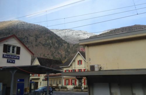Unterwegs von Biel/Bienne nach St-Imier - erste Schneespuren im Jura oben (12.1.2013)
