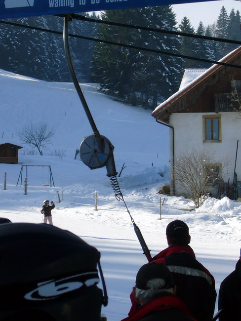 Interessante Sommerbilder dieser und anderer Jura-Anlagen [url=http://seilbahn.tk.111.com/jura2004.htm]gibts übrigens hier[/url]
